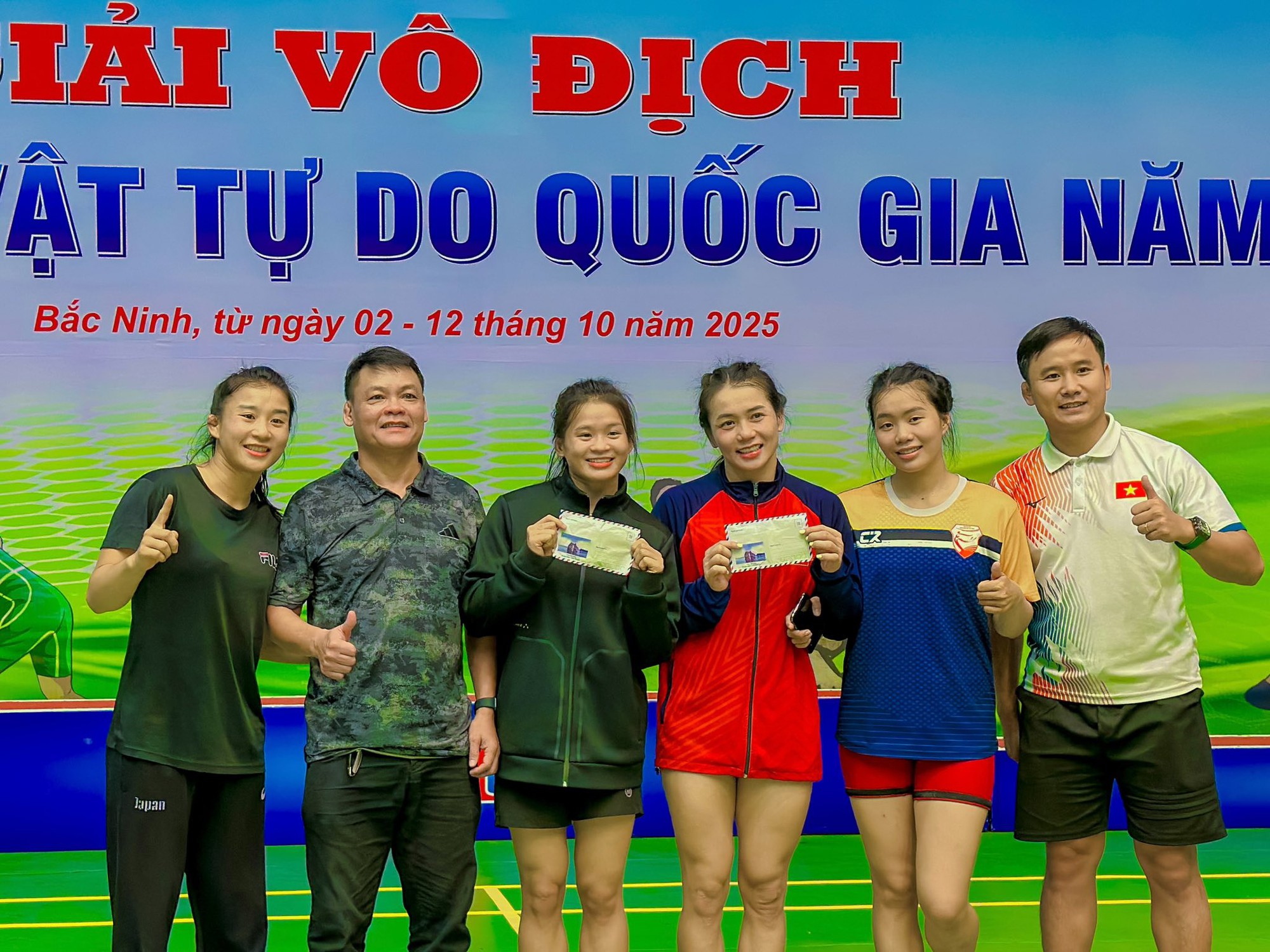 3 chị em ruột ở Huế cùng đi thi vật tại SEA Games 33, một người được Chủ tịch nước trao tặng Huân chương- Ảnh 13. 3 chị em ruột ở Huế cùng đi thi vật tại SEA Games 33, một người được Chủ tịch nước trao tặng Huân chương- Ảnh 13.