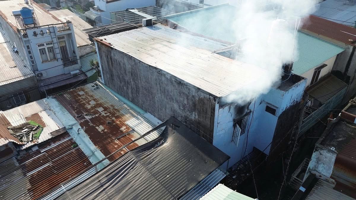 Ph&aacute;t hiện chất lỏng lạ tại hiện trường vụ ch&aacute;y nh&agrave; khiến 1 người tử vong ở TP.HCM- Ảnh 1.