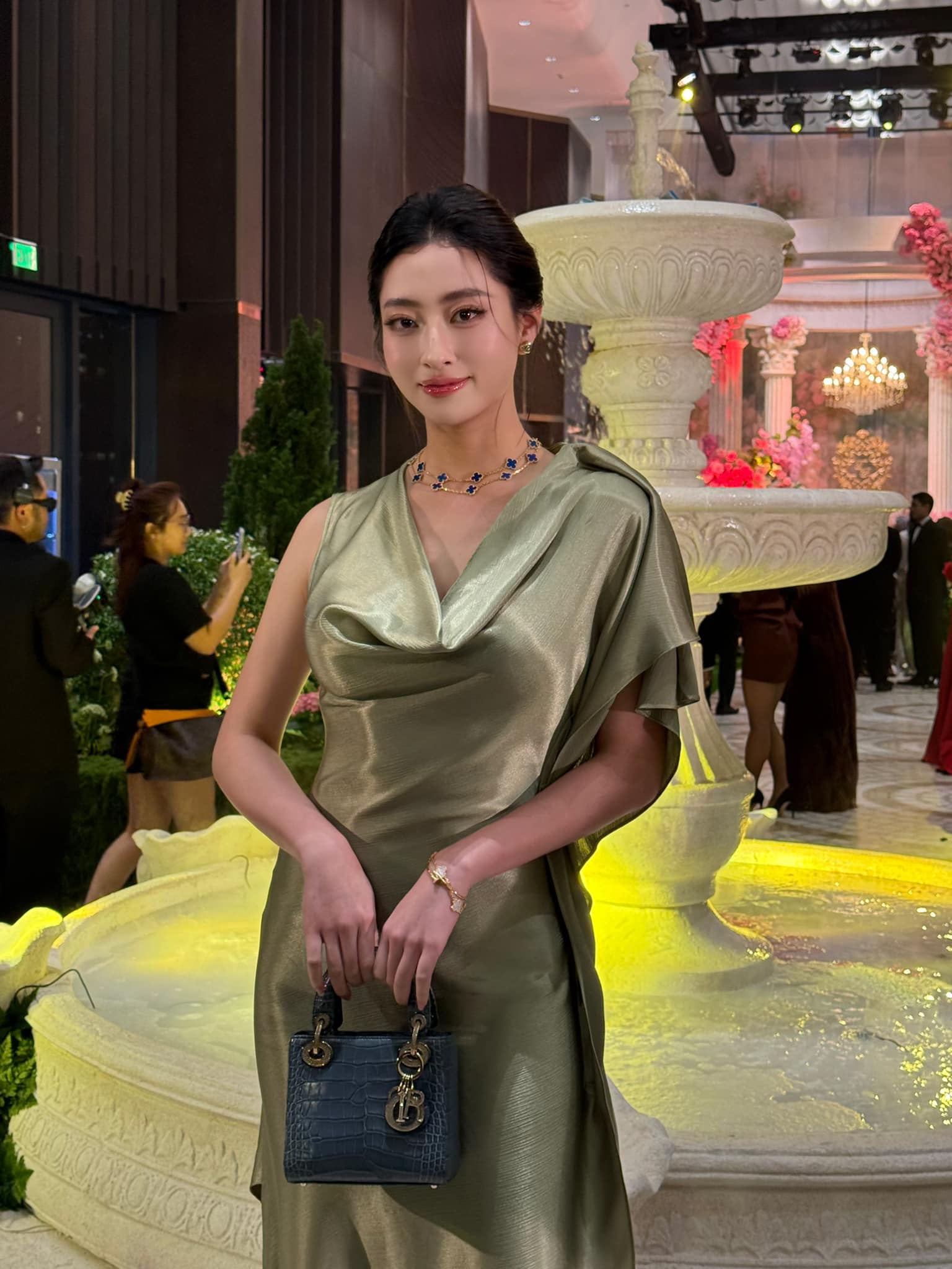 Khách mời diện đầm local brand Việt tại lễ cưới Tiên Nguyễn: Có thiết kế chỉ 3 triệu mà cao sang, tinh tế vô cùng- Ảnh 13. Khách mời diện đầm local brand Việt tại lễ cưới Tiên Nguyễn: Có thiết kế chỉ 3 triệu mà cao sang, tinh tế vô cùng- Ảnh 13.