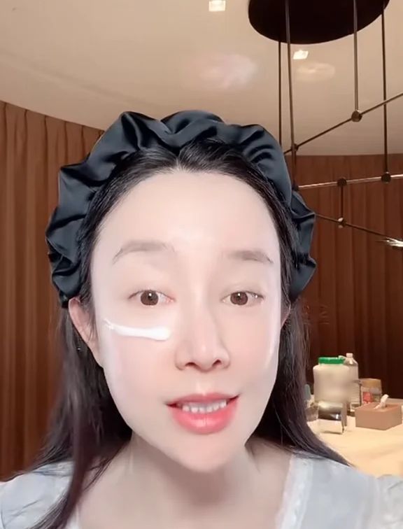 Tiểu tam bị huỷ hoại toàn bộ nhan sắc giờ sống ra sao?- Ảnh 10. Tiểu tam bị huỷ hoại toàn bộ nhan sắc giờ sống ra sao?- Ảnh 10.