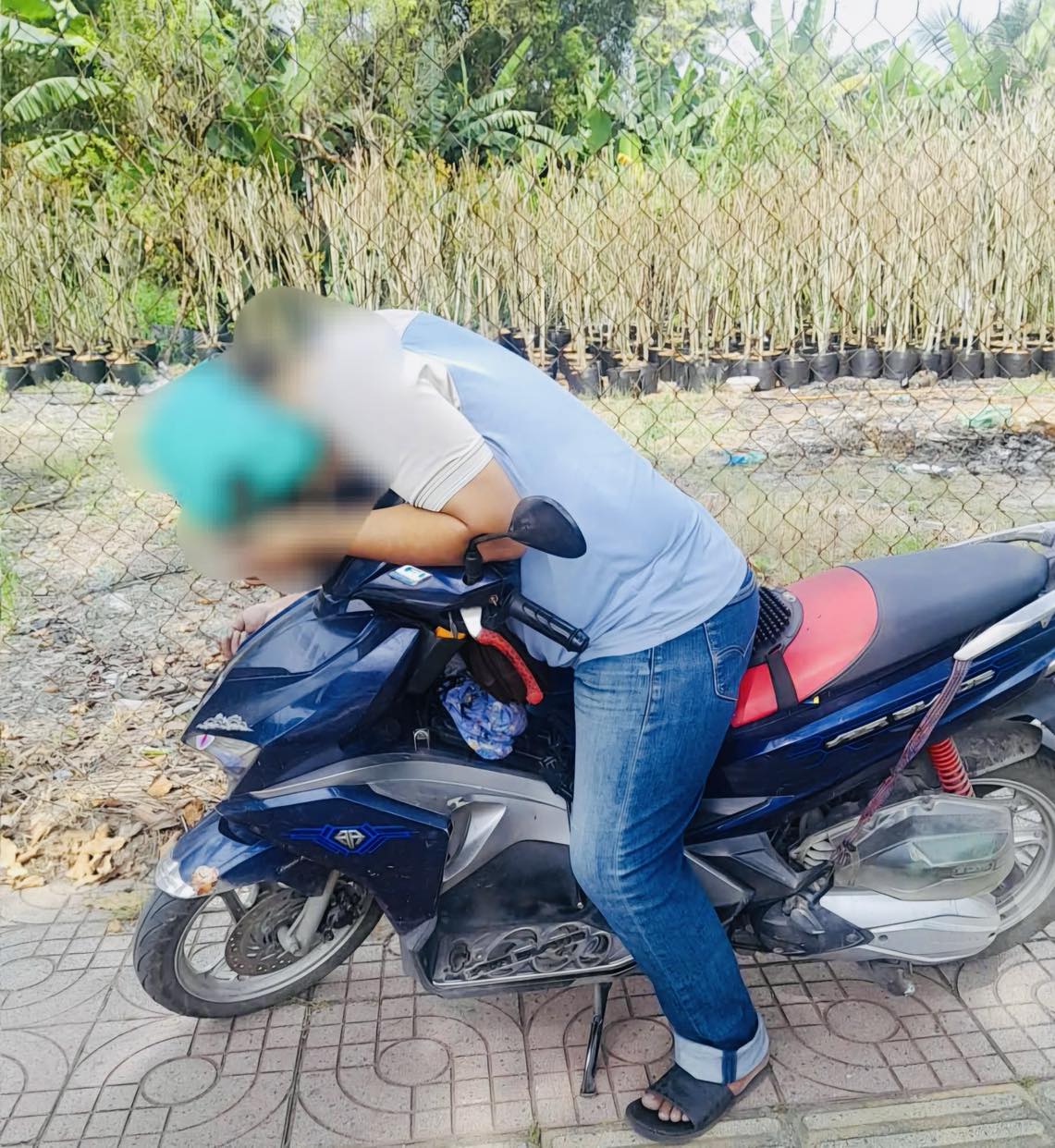 Người đàn ông 33 tuổi gục đầu chết trên xe máy ở TP.HCM- Ảnh 1. Người đàn ông 33 tuổi gục đầu chết trên xe máy ở TP.HCM- Ảnh 1.