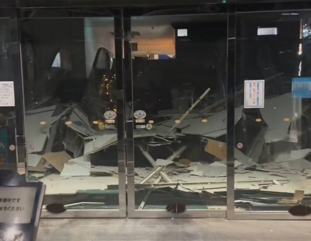 Những hình ảnh kinh hoàng trong trận động đất 7,5 độ tại Nhật Bản: Cả thành phố rung chuyển, nhiều người bị thương, 90.000 người sơ tán- Ảnh 2.