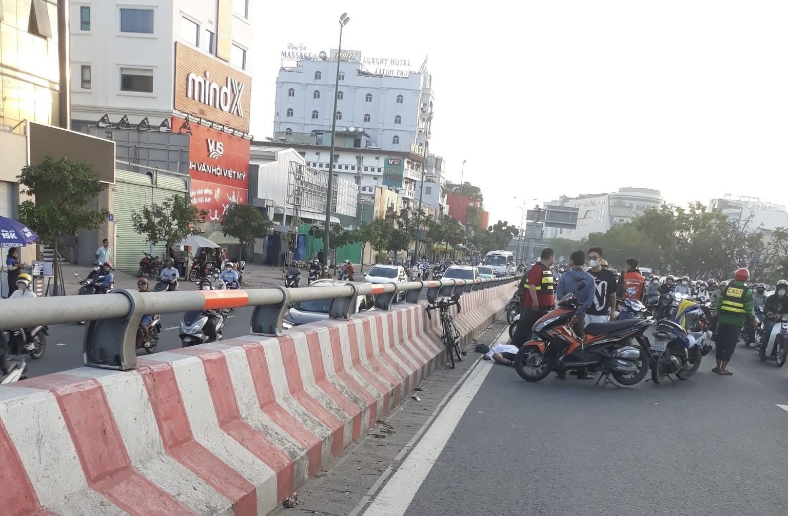 Người đàn ông tử vong trên cầu Bình Lợi khi đang chạy xe tập thể dục- Ảnh 1. Người đàn ông tử vong trên cầu Bình Lợi khi đang chạy xe tập thể dục- Ảnh 1.