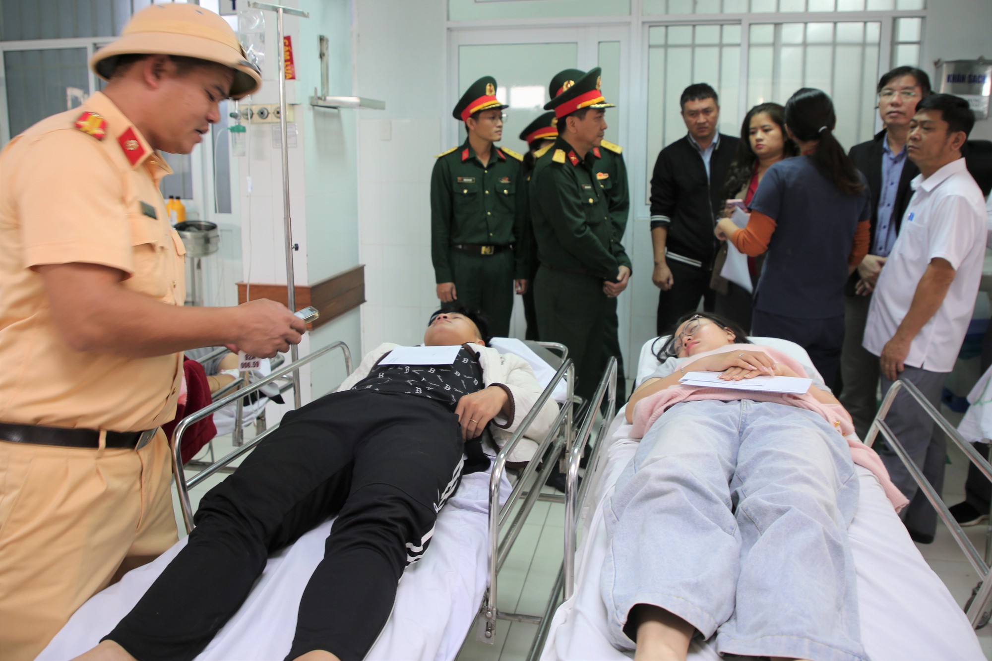 Cô dâu bàng hoàng kể khoảnh khắc xe gia đình đi đám cưới gặp nạn, 4 người tử vong trên cao tốc Đà Nẵng - Quảng Ngãi- Ảnh 2. Cô dâu bàng hoàng kể khoảnh khắc xe gia đình đi đám cưới gặp nạn, 4 người tử vong trên cao tốc Đà Nẵng - Quảng Ngãi- Ảnh 2.