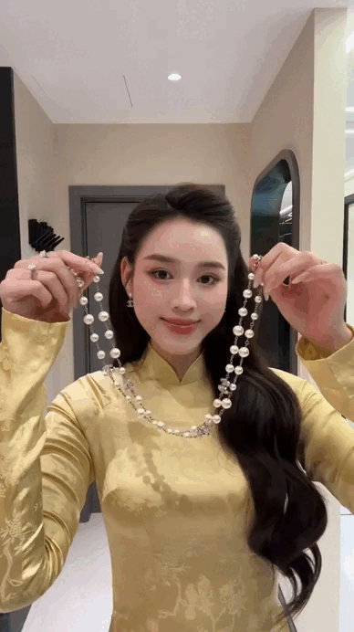 Đỗ Hà diện áo dài, gần 4 triệu người thổn thức: 1 chi tiết phong thủy gây tò mò- Ảnh 2. Đỗ Hà diện áo dài, gần 4 triệu người thổn thức: 1 chi tiết phong thủy gây tò mò- Ảnh 2.