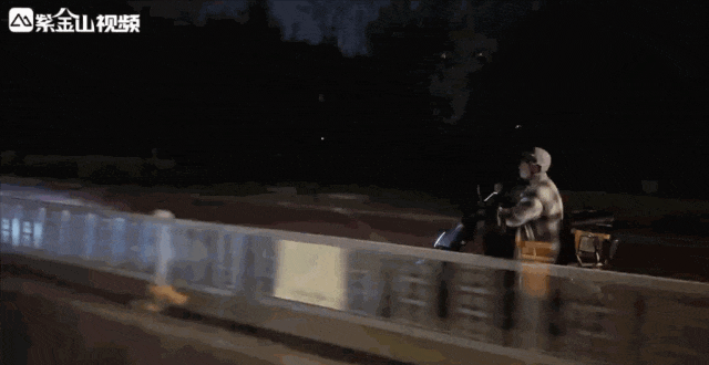 Nửa đêm, shipper bật khóc giữa cơn mưa làm vỡ òa MXH: "Nếu có bố mẹ, chắc tôi đã..."- Ảnh 4.