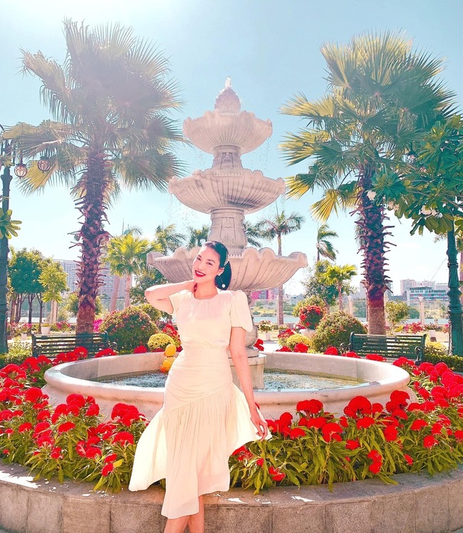 Mỹ nhân Việt 26 tuổi lên xe hoa với đại gia: Ở dinh thự dát vàng tráng lệ, sống như công chúa đời thực- Ảnh 7. Mỹ nhân Việt 26 tuổi lên xe hoa với đại gia: Ở dinh thự dát vàng tráng lệ, sống như công chúa đời thực- Ảnh 7.