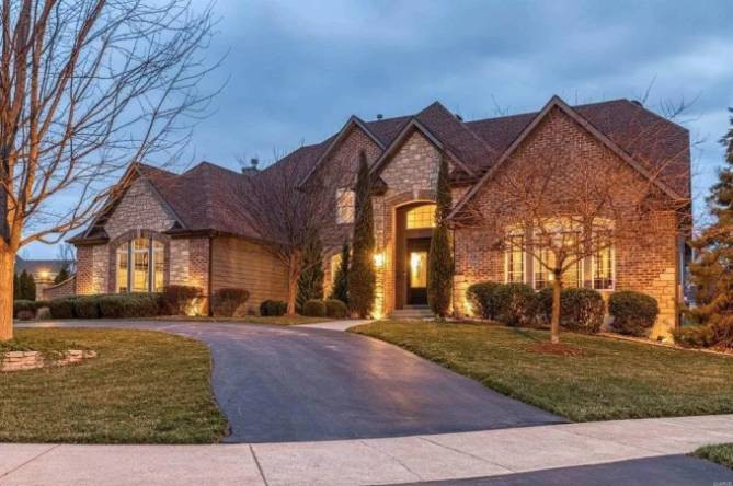 Khi “tấm lòng vàng” hóa thành siêu xe, biệt thự, sống sang chảnh ngút ngàn: Những cú "phốt" từ thiện gây chấn động- Ảnh 2. Khi “tấm lòng vàng” hóa thành siêu xe, biệt thự, sống sang chảnh ngút ngàn: Những cú "phốt" từ thiện gây chấn động- Ảnh 2.