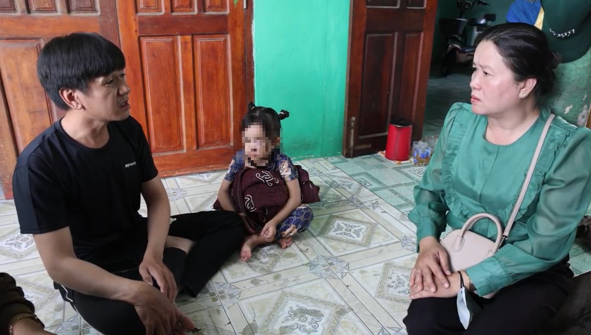 Bé gái 4 tuổi bị chó thả rông lao vào tấn công: Truy xuất camera tìm chủ nhân vật nuôi- Ảnh 1. Bé gái 4 tuổi bị chó thả rông lao vào tấn công: Truy xuất camera tìm chủ nhân vật nuôi- Ảnh 1.