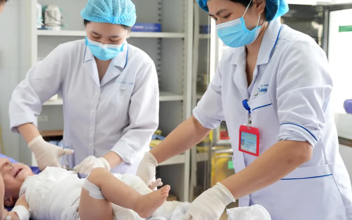 Cấp cứu kịp thời bé 13 tháng tuổi bỏng nước sôi nặng- Ảnh 1.