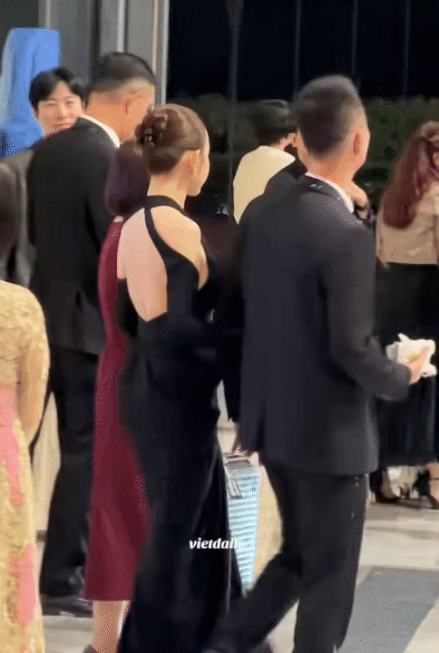 Đã tìm ra bộ đầm đỏ 