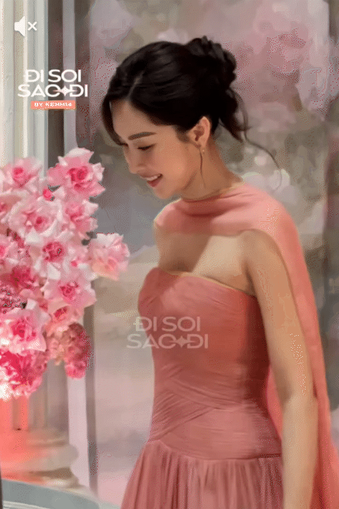 Đã tìm ra bộ đầm đỏ 