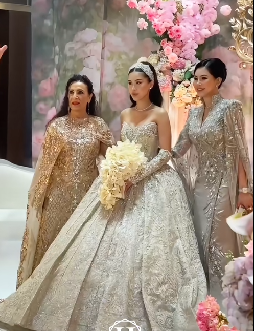 Đám cưới Tiên Nguyễn thành “thảm đỏ” thu nhỏ: Mẹ đẻ diện váy 600 triệu, mẹ chồng chọn thiết kế "made in Vietnam" tinh xảo- Ảnh 4.