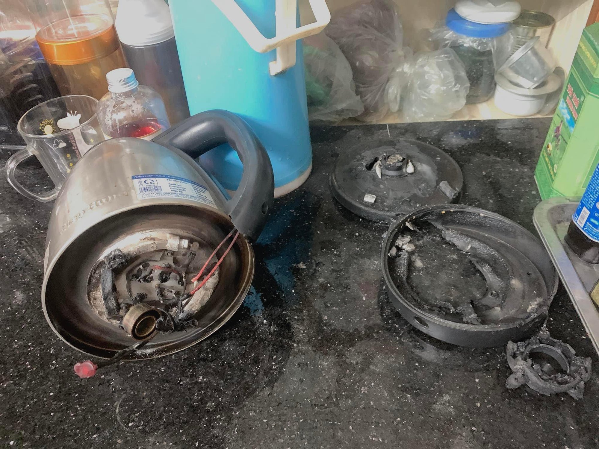 Cả đời dùng ấm siêu tốc, ai cũng nghĩ nó vô hại: Nào ngờ tiềm ẩn 4 rủi ro đe dọa sức khỏe- Ảnh 1.