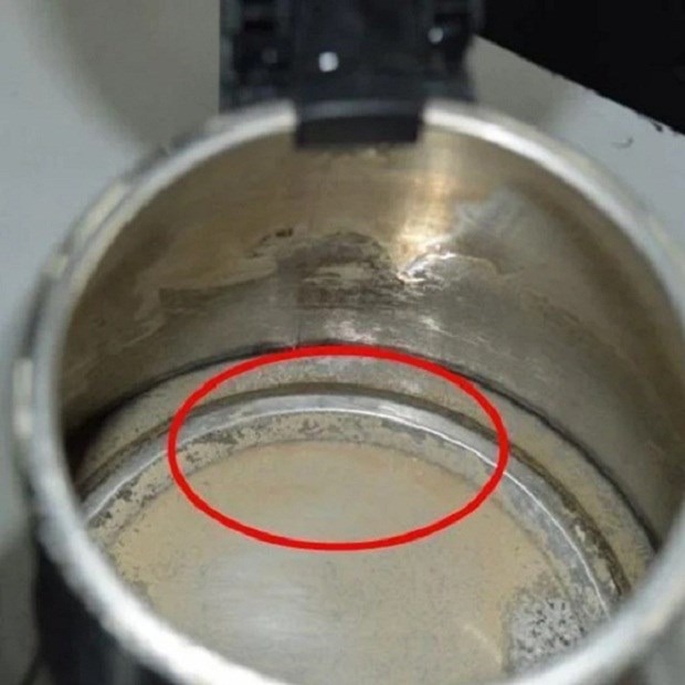 Cả đời dùng ấm siêu tốc, ai cũng nghĩ nó vô hại: Nào ngờ tiềm ẩn 4 rủi ro đe dọa sức khỏe- Ảnh 2.