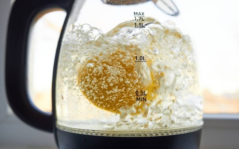 Cả đời dùng ấm siêu tốc, ai cũng nghĩ nó vô hại: Nào ngờ tiềm ẩn 4 rủi ro đe dọa sức khỏe- Ảnh 5.