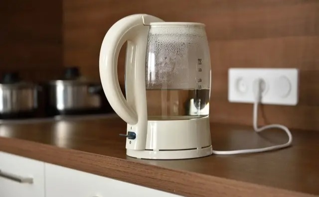 Cả đời dùng ấm siêu tốc, ai cũng nghĩ nó vô hại: Nào ngờ tiềm ẩn 4 rủi ro đe dọa sức khỏe- Ảnh 4.