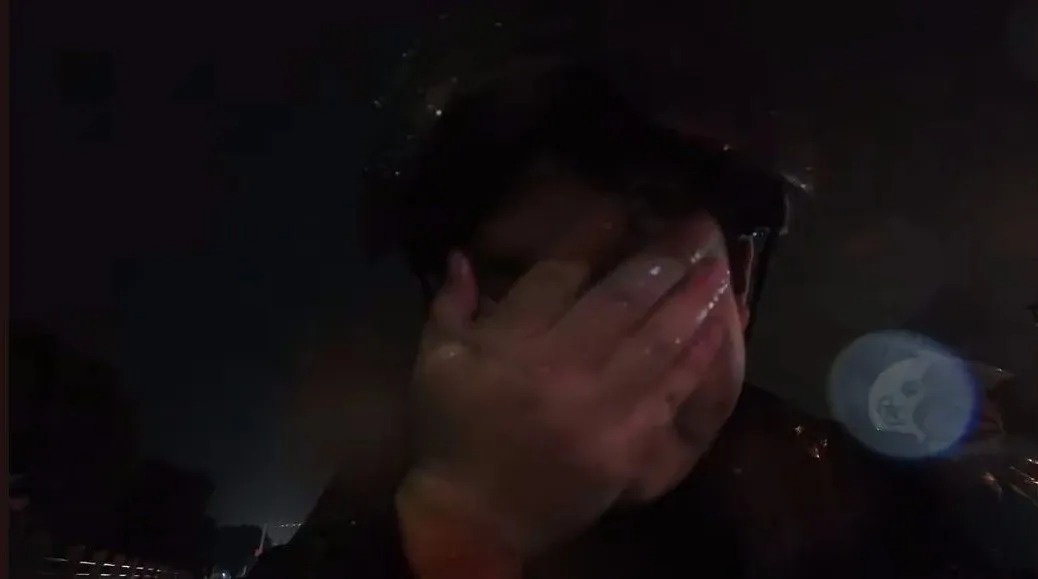 Nửa đêm, shipper bật khóc giữa cơn mưa làm vỡ òa MXH: "Nếu có bố mẹ, chắc tôi đã..."- Ảnh 2.