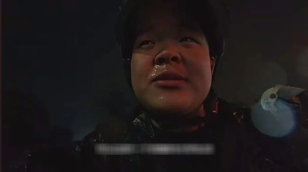 Nửa đêm, shipper bật khóc giữa cơn mưa làm vỡ òa MXH: "Nếu có bố mẹ, chắc tôi đã..."- Ảnh 1.