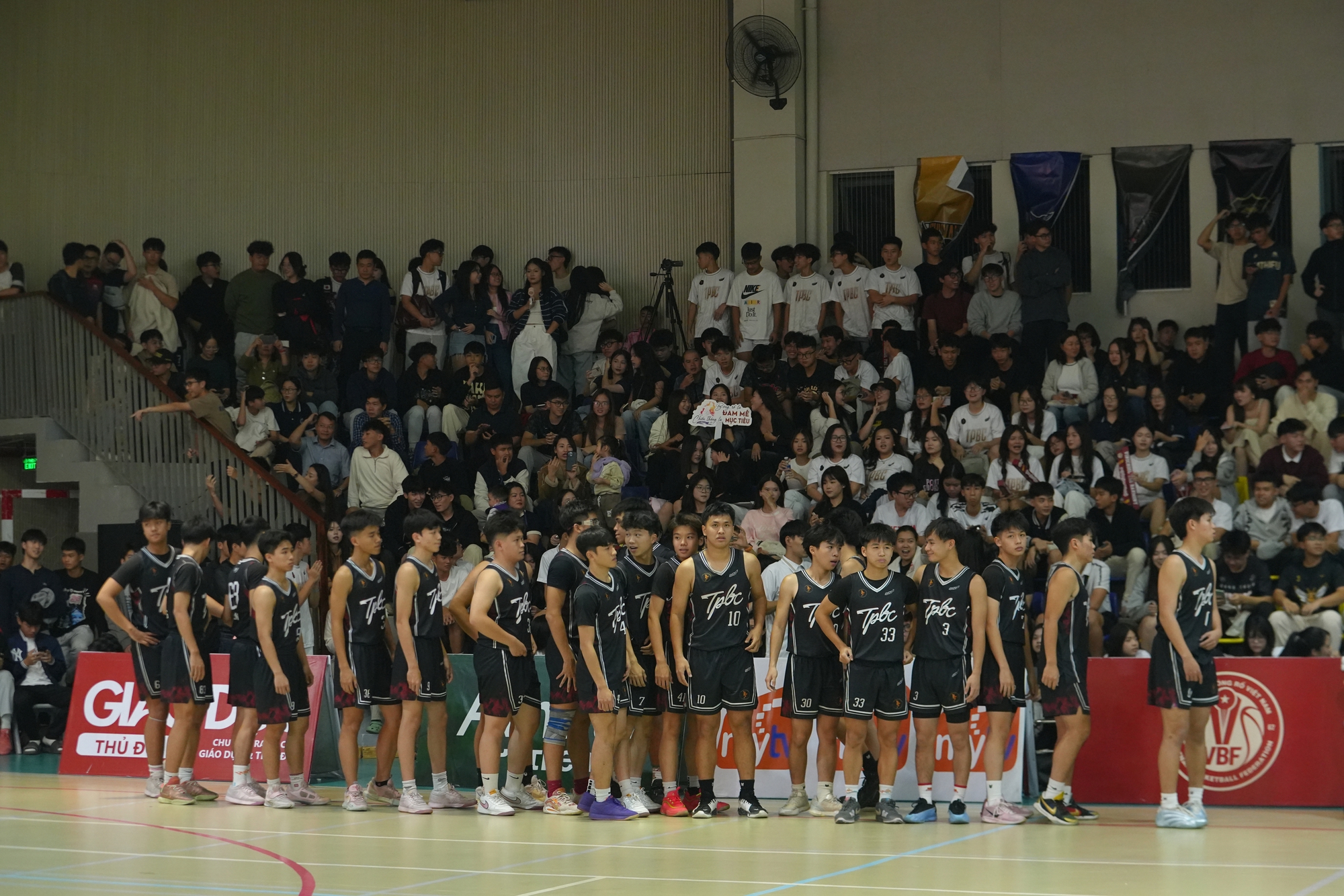 Choáng ngợp không khí tưng bừng trận chung kết giải bóng rổ THPT tại Hà Nội- Ảnh 1.