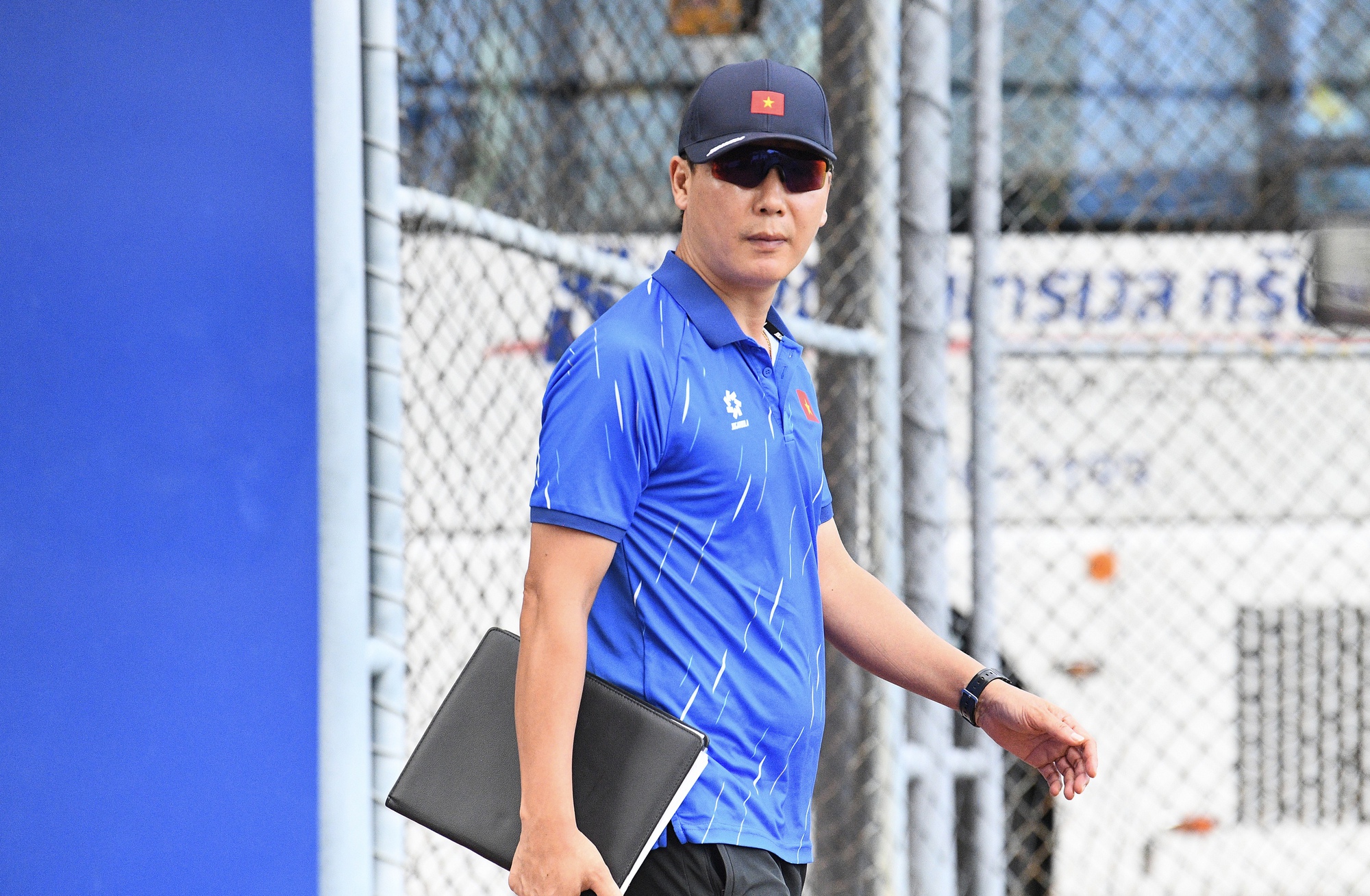 HLV Kim Sang-sik đeo kính râm cực ngầu, chiếm trọn spotlight ở buổi tập của U22 Việt Nam trước trận 