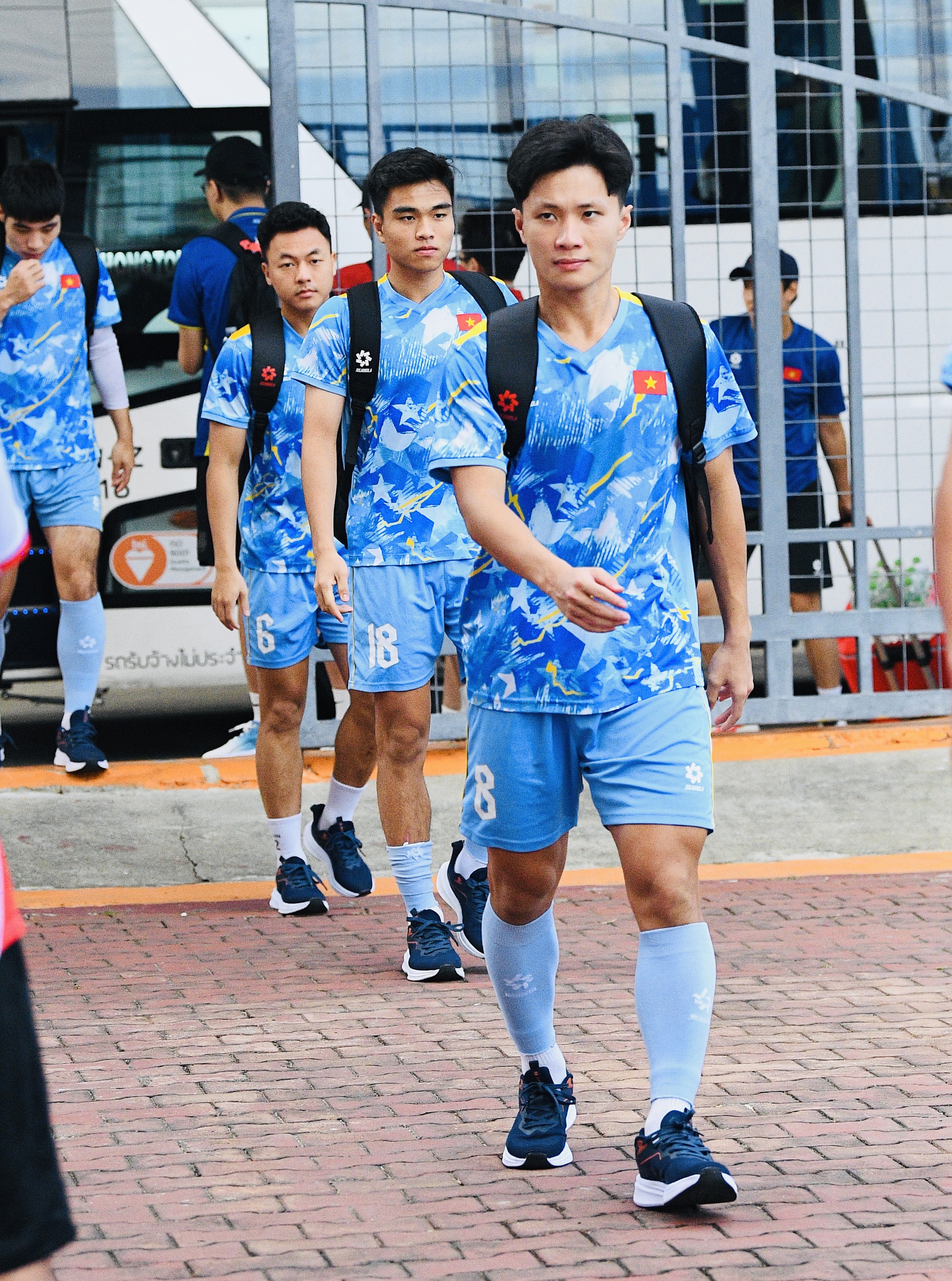 Dàn trai đẹp U22 Việt Nam tươi rói trên sân tập, thu hút gái xinh Thái Lan chăm chú theo dõi- Ảnh 2. Dàn trai đẹp U22 Việt Nam tươi rói trên sân tập, thu hút gái xinh Thái Lan chăm chú theo dõi- Ảnh 2.