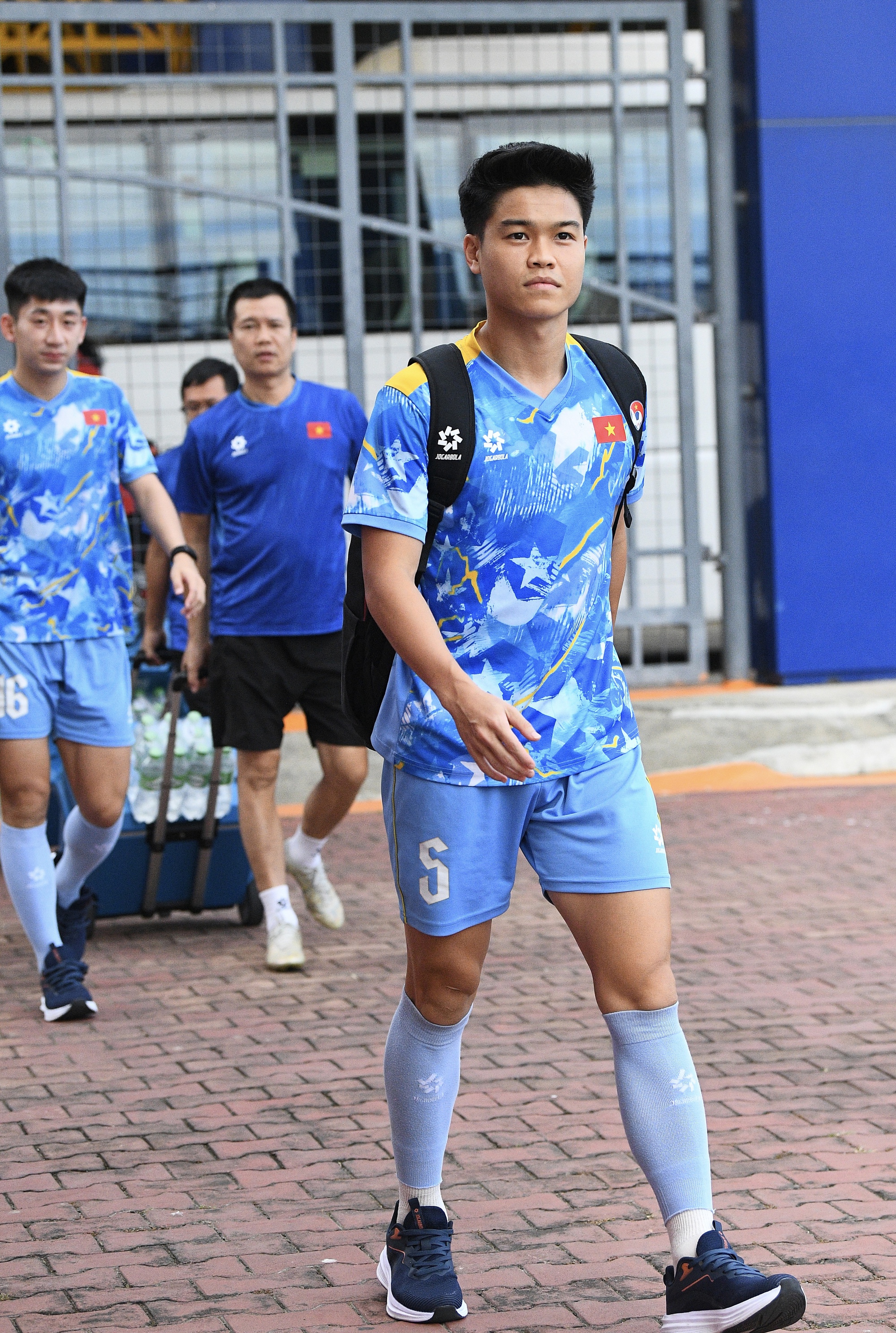 Dàn trai đẹp U22 Việt Nam tươi rói trên sân tập, thu hút gái xinh Thái Lan chăm chú theo dõi- Ảnh 3. Dàn trai đẹp U22 Việt Nam tươi rói trên sân tập, thu hút gái xinh Thái Lan chăm chú theo dõi- Ảnh 3.