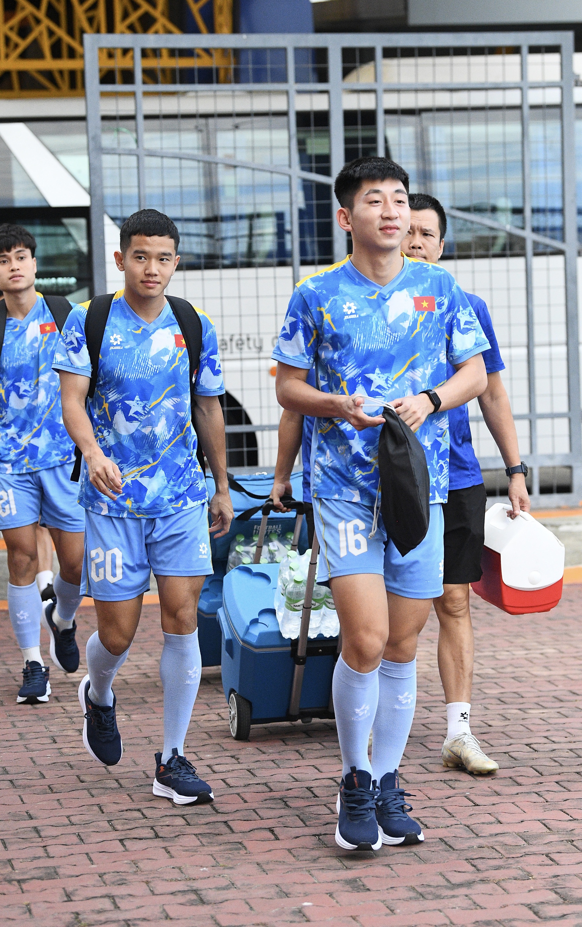 Dàn trai đẹp U22 Việt Nam tươi rói trên sân tập, thu hút gái xinh Thái Lan chăm chú theo dõi- Ảnh 4. Dàn trai đẹp U22 Việt Nam tươi rói trên sân tập, thu hút gái xinh Thái Lan chăm chú theo dõi- Ảnh 4.