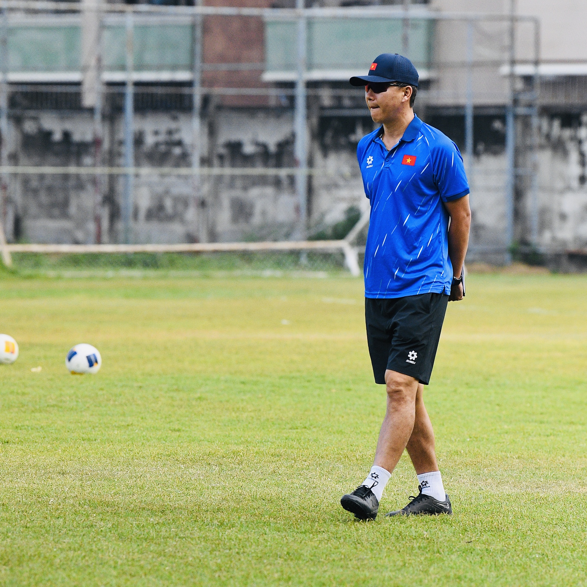 HLV Kim Sang-sik đeo kính râm cực ngầu, chiếm trọn spotlight ở buổi tập của U22 Việt Nam trước trận 