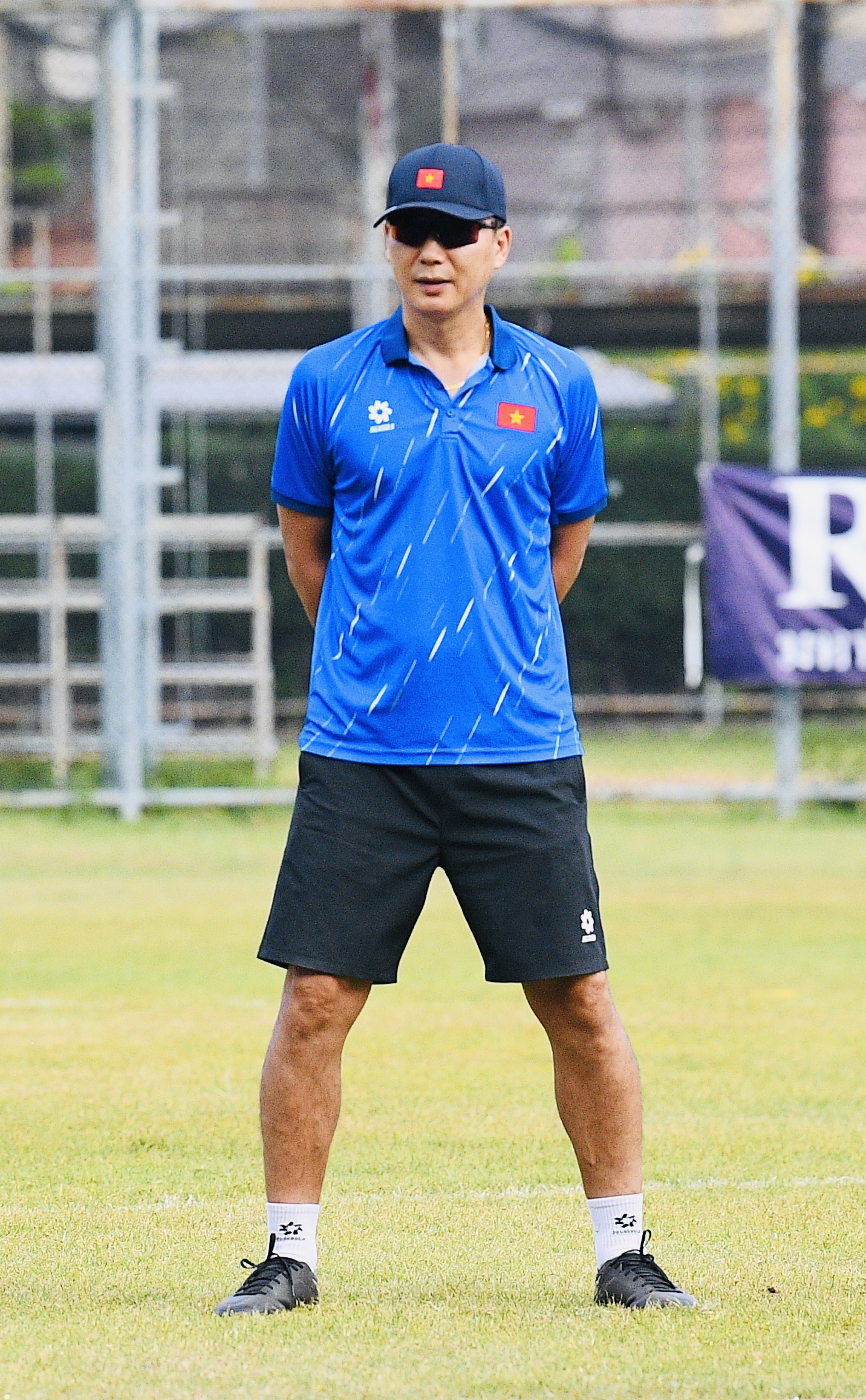 HLV Kim Sang-sik đeo kính râm cực ngầu, chiếm trọn spotlight ở buổi tập của U22 Việt Nam trước trận 