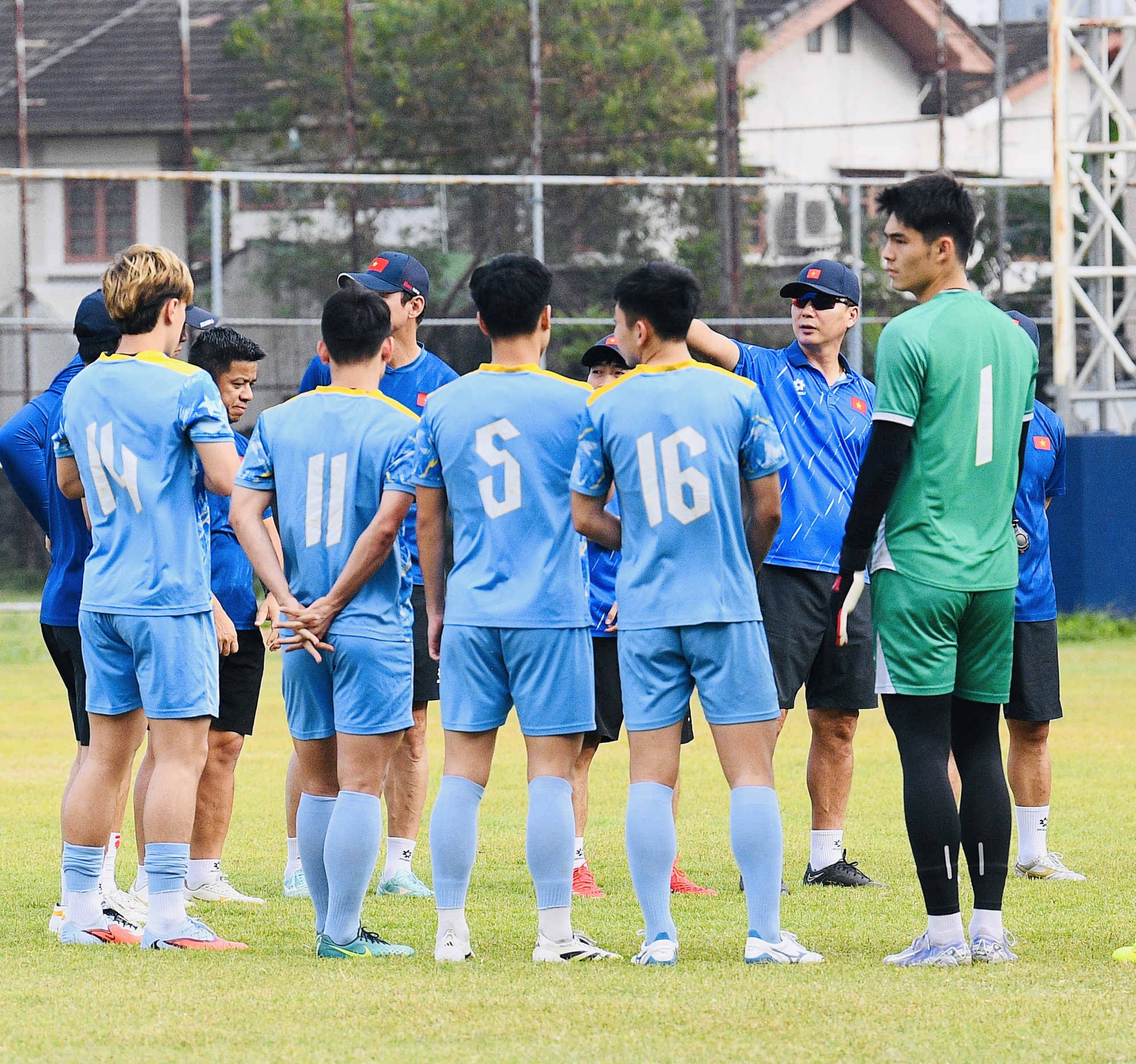 HLV Kim Sang-sik đeo kính râm cực ngầu, chiếm trọn spotlight ở buổi tập của U22 Việt Nam trước trận 