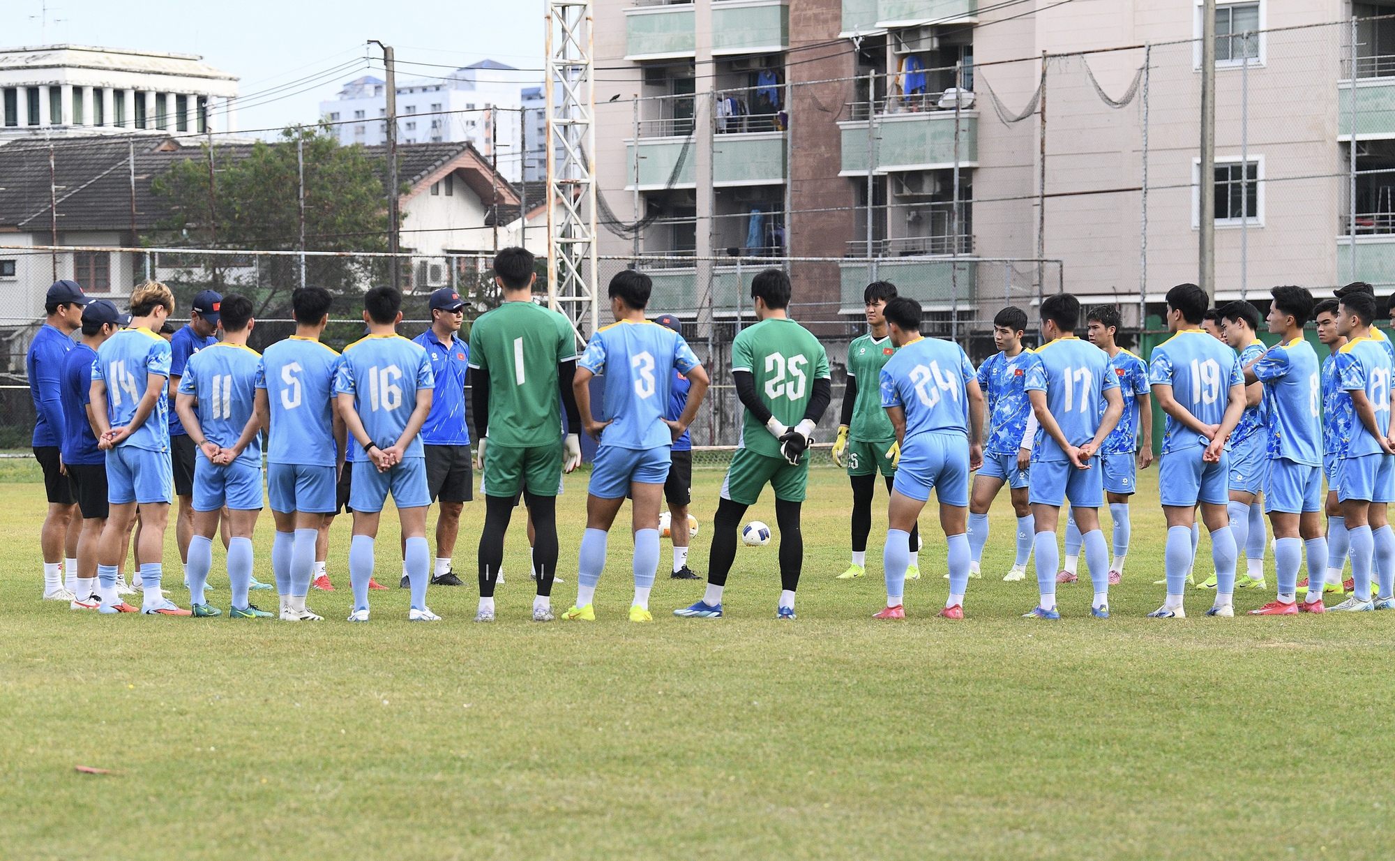 HLV Kim Sang-sik đeo kính râm cực ngầu, chiếm trọn spotlight ở buổi tập của U22 Việt Nam trước trận 