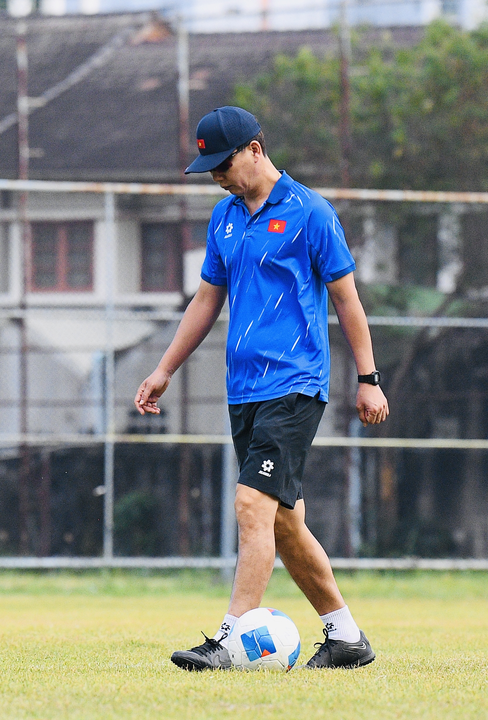 HLV Kim Sang-sik đeo kính râm cực ngầu, chiếm trọn spotlight ở buổi tập của U22 Việt Nam trước trận 