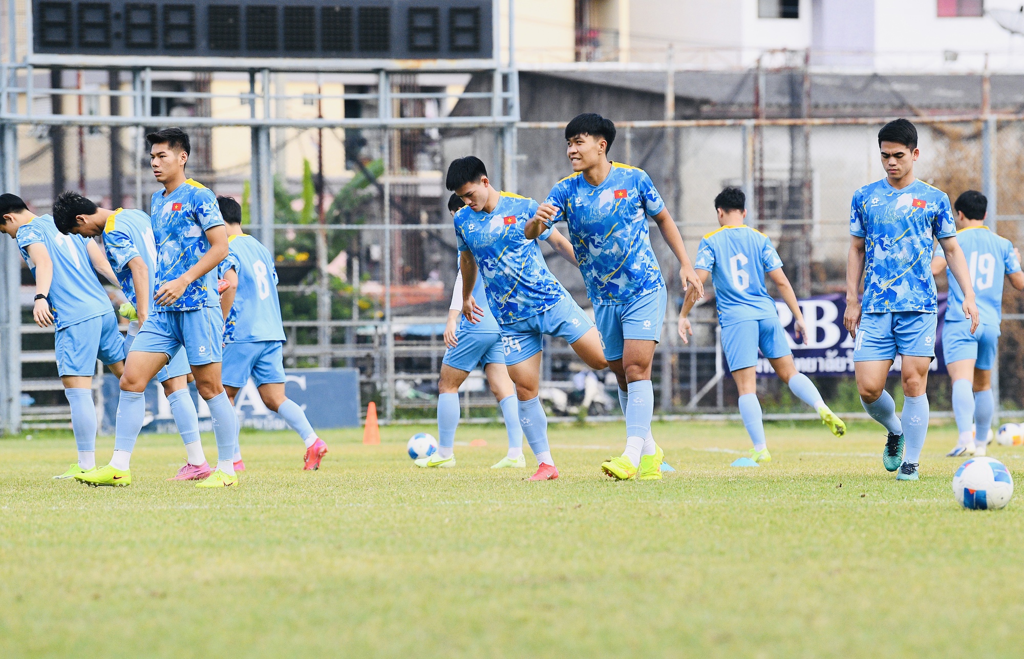 HLV Kim Sang-sik đeo kính râm cực ngầu, chiếm trọn spotlight ở buổi tập của U22 Việt Nam trước trận 