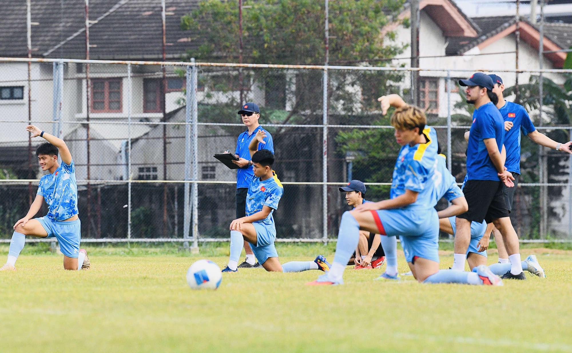 HLV Kim Sang-sik đeo kính râm cực ngầu, chiếm trọn spotlight ở buổi tập của U22 Việt Nam trước trận 