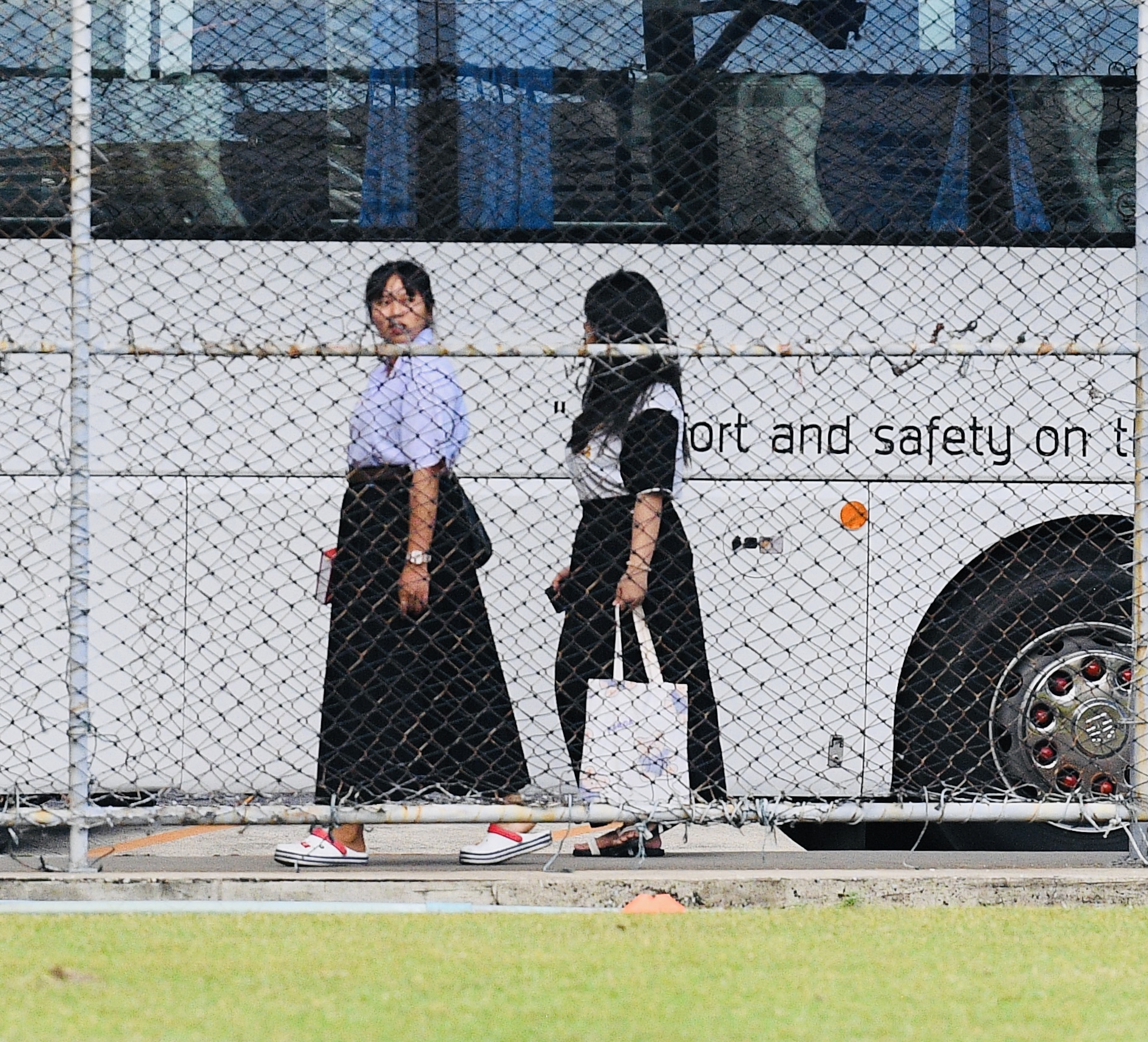 Dàn trai đẹp U22 Việt Nam tươi rói trên sân tập, thu hút gái xinh Thái Lan chăm chú theo dõi- Ảnh 9. Dàn trai đẹp U22 Việt Nam tươi rói trên sân tập, thu hút gái xinh Thái Lan chăm chú theo dõi- Ảnh 9.