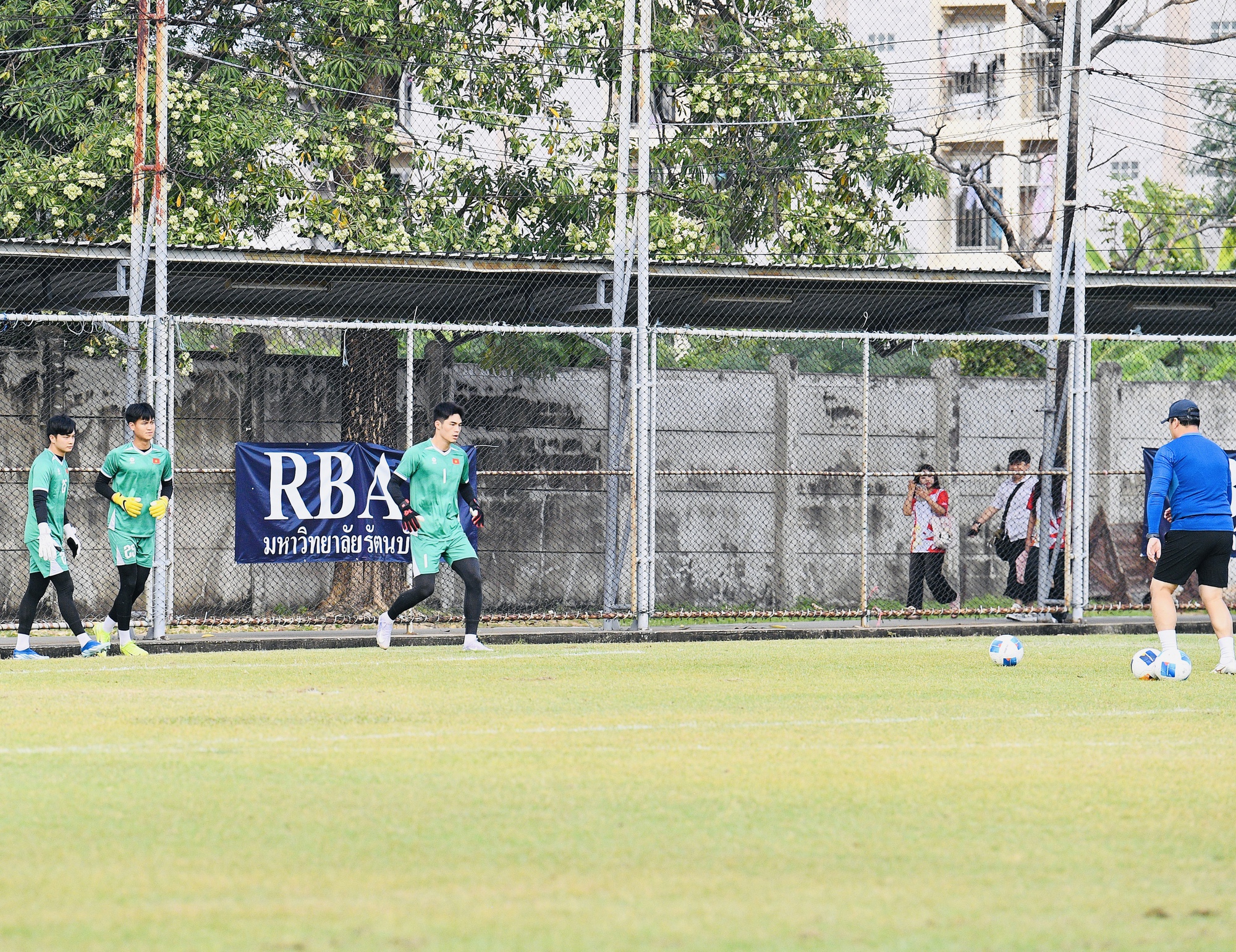 Dàn trai đẹp U22 Việt Nam tươi rói trên sân tập, thu hút gái xinh Thái Lan chăm chú theo dõi- Ảnh 10. Dàn trai đẹp U22 Việt Nam tươi rói trên sân tập, thu hút gái xinh Thái Lan chăm chú theo dõi- Ảnh 10.