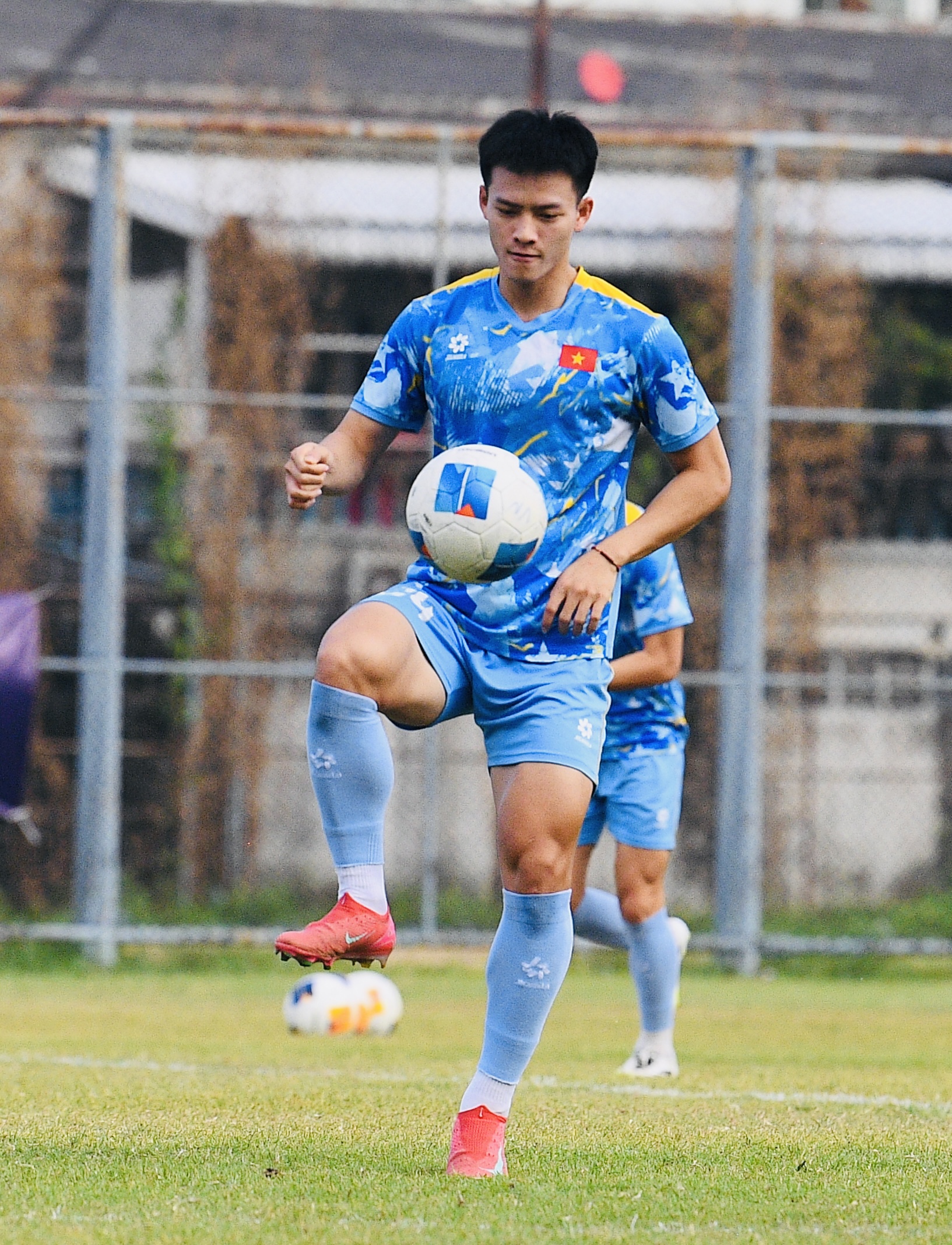 Dàn trai đẹp U22 Việt Nam tươi rói trên sân tập, thu hút gái xinh Thái Lan chăm chú theo dõi- Ảnh 15. Dàn trai đẹp U22 Việt Nam tươi rói trên sân tập, thu hút gái xinh Thái Lan chăm chú theo dõi- Ảnh 15.