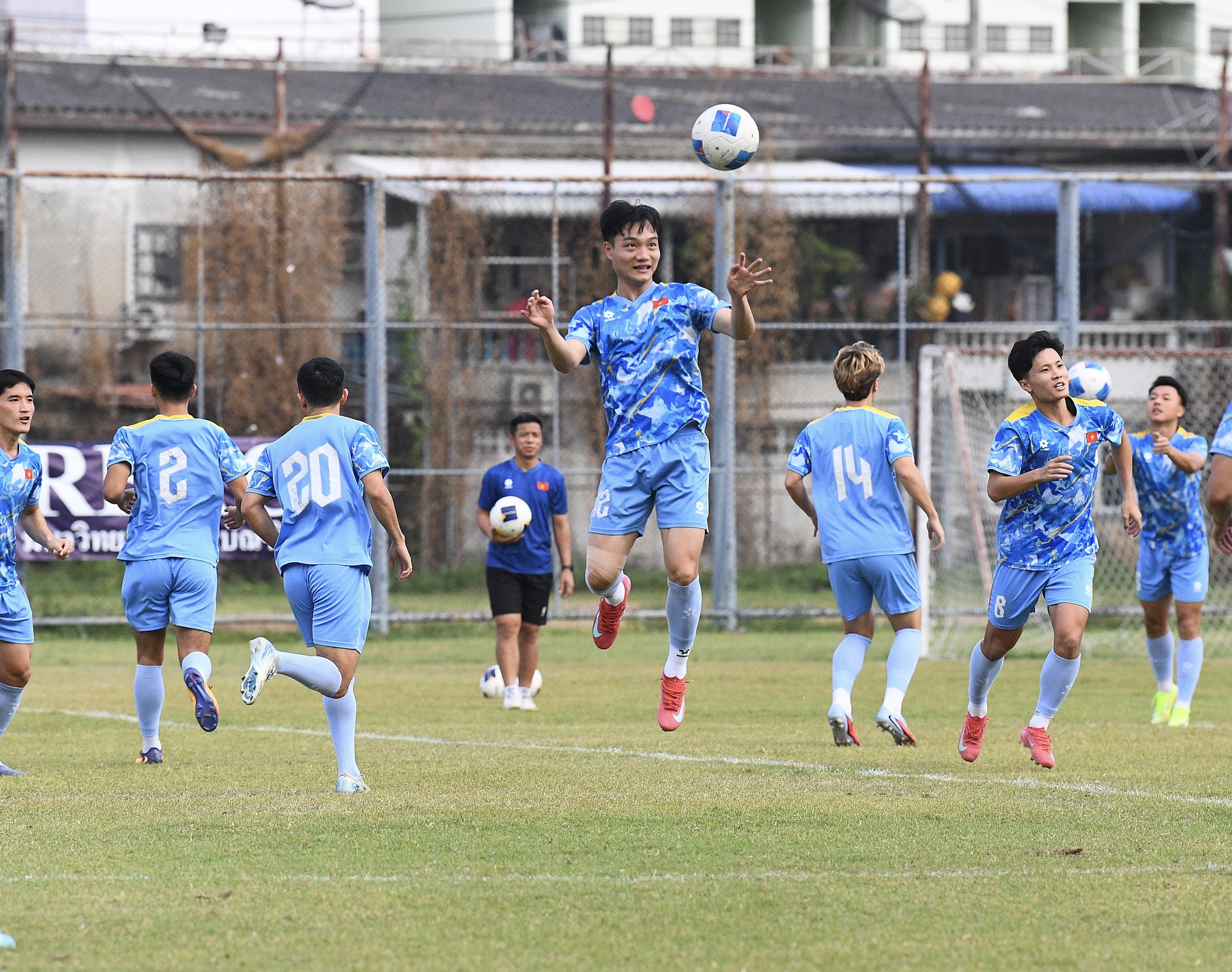 Dàn trai đẹp U22 Việt Nam tươi rói trên sân tập, thu hút gái xinh Thái Lan chăm chú theo dõi- Ảnh 16. Dàn trai đẹp U22 Việt Nam tươi rói trên sân tập, thu hút gái xinh Thái Lan chăm chú theo dõi- Ảnh 16.