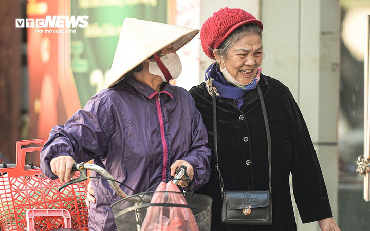 Thời tiết 10/12: Miền Bắc chênh lệch 10°C giữa ngày và đêm, miền Trung mưa lớn- Ảnh 1.