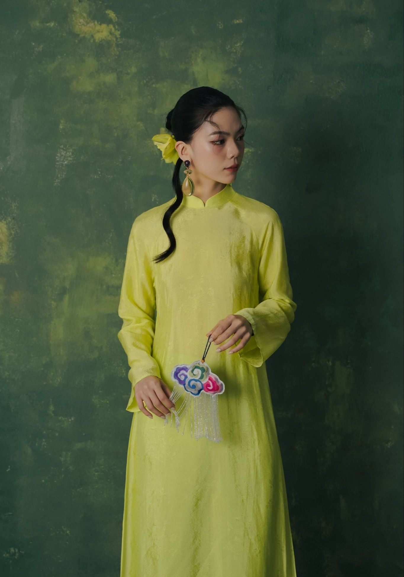 Đỗ Hà diện áo dài, gần 4 triệu người thổn thức: 1 chi tiết phong thủy gây tò mò- Ảnh 5. Đỗ Hà diện áo dài, gần 4 triệu người thổn thức: 1 chi tiết phong thủy gây tò mò- Ảnh 5.