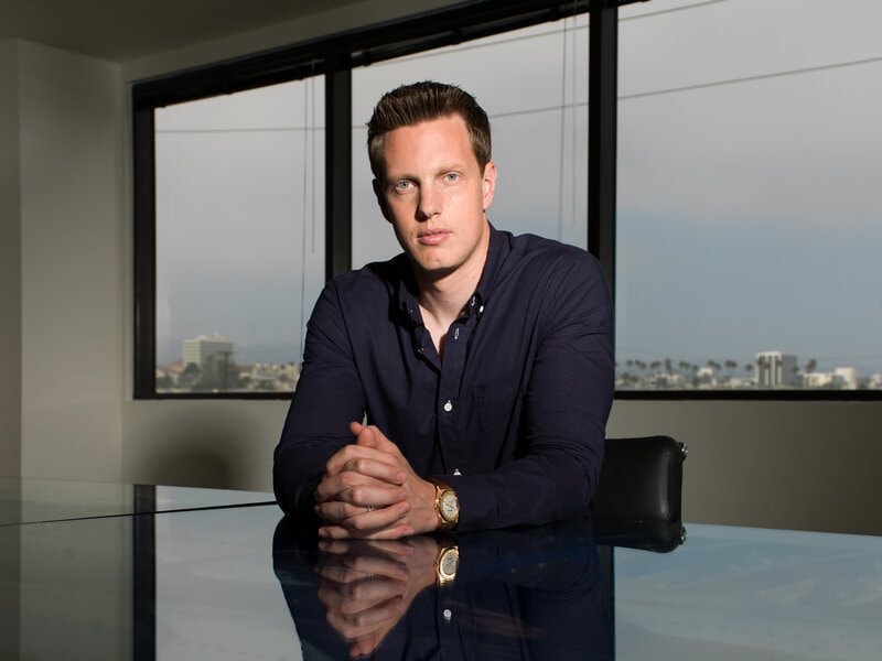 Người con trai ‘khác biệt’ của nhà sáng lập Oracle: Mỗi tuần chỉ có 5 USD tiền tiêu vặt, từ chối nối nghiệp cha để đi làm phim, đấu với Netflix nhằm mua lại Warner Bros- Ảnh 1.