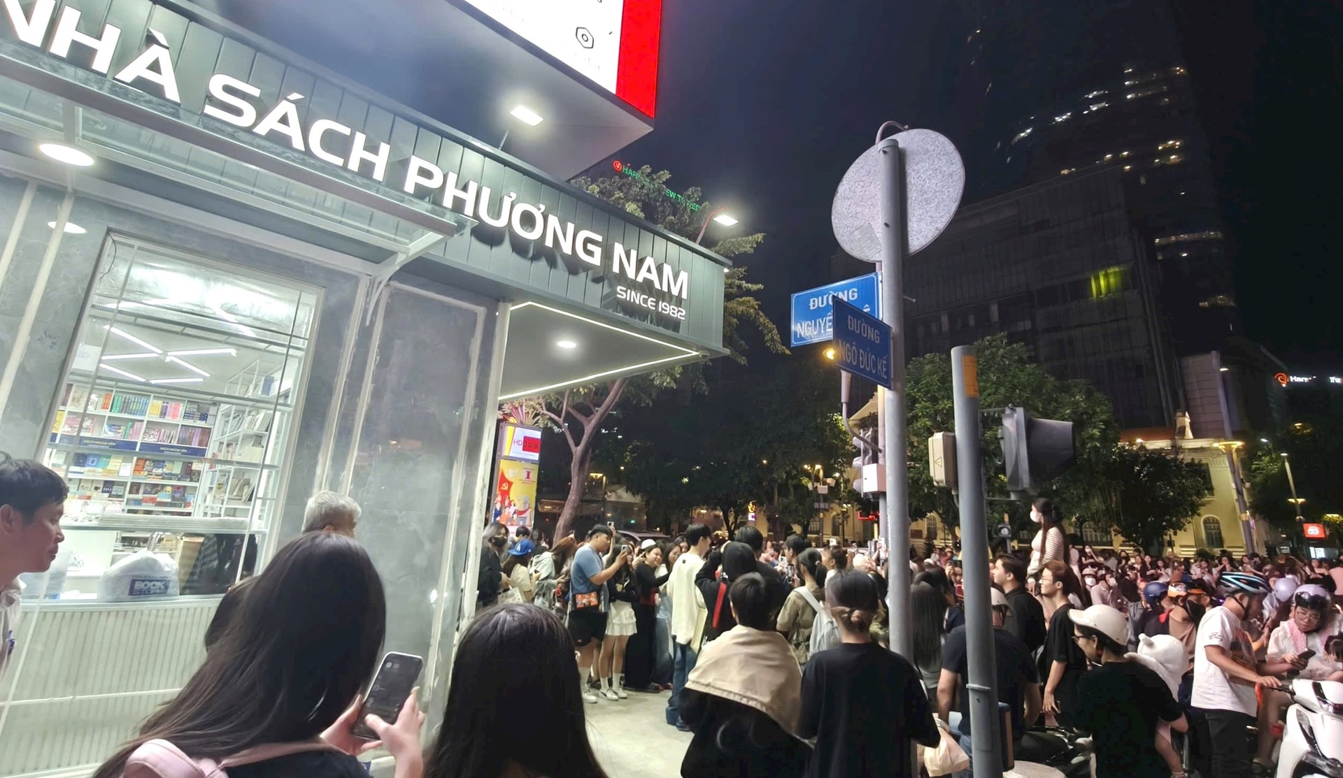 Lần đầu tiên có nhà sách 'không ngủ' trên đất vàng Nguyễn Huệ- Ảnh 1.