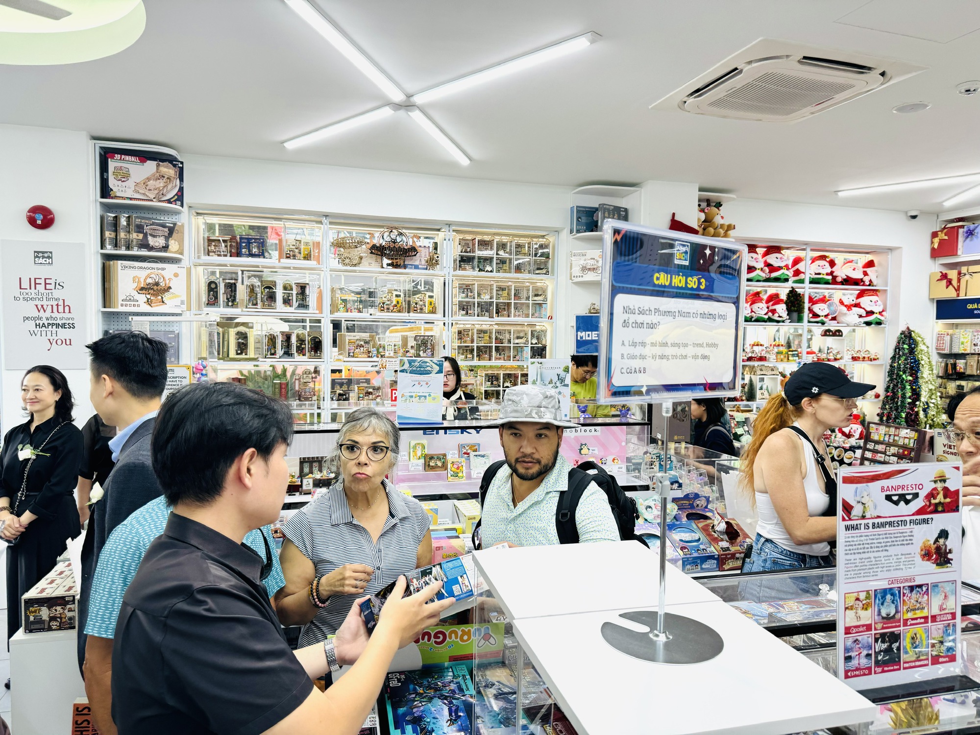 Lần đầu tiên có nhà sách 'không ngủ' trên đất vàng Nguyễn Huệ- Ảnh 2.