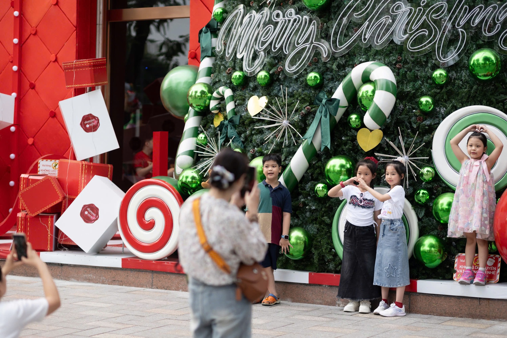 Thắp sáng mùa Giáng sinh trên thành phố mang tên Bác- Ảnh 6.