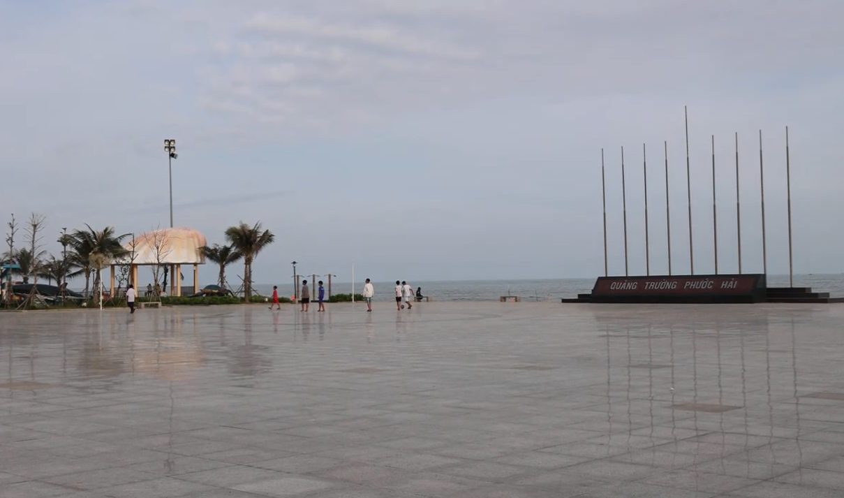 Bé gái 4 tuổi bị chó thả rông lao vào tấn công: Truy xuất camera tìm chủ nhân vật nuôi- Ảnh 2. Bé gái 4 tuổi bị chó thả rông lao vào tấn công: Truy xuất camera tìm chủ nhân vật nuôi- Ảnh 2.