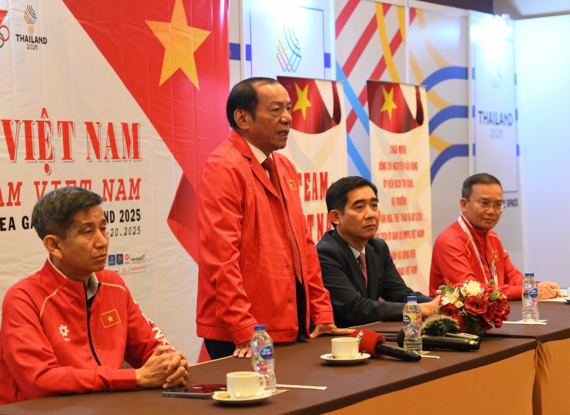 Tuyển nữ Việt Nam vất vả ở SEA Games 33, sân tập cách 40km, di chuyển mất tới 5 tiếng mỗi ngày- Ảnh 2. Tuyển nữ Việt Nam vất vả ở SEA Games 33, sân tập cách 40km, di chuyển mất tới 5 tiếng mỗi ngày- Ảnh 2.