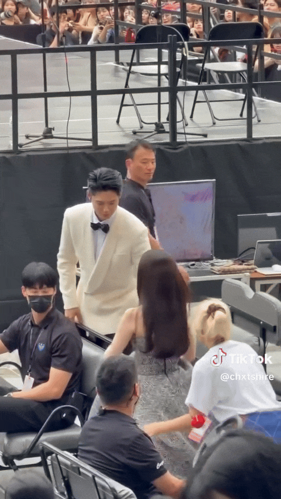 Không tin nổi chuyện kinh khủng vừa xảy ra với cặp đôi IU - Lee Jong Suk- Ảnh 1. Không tin nổi chuyện kinh khủng vừa xảy ra với cặp đôi IU - Lee Jong Suk- Ảnh 1.