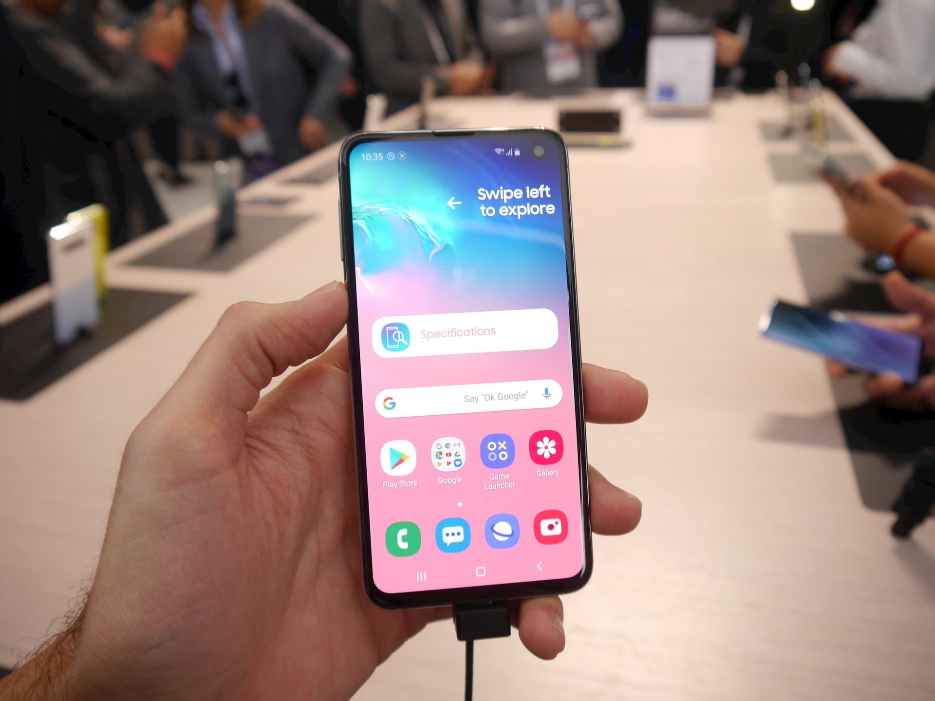 Khen thì lắm mà chê cũng nhiều, vậy tại sao ra cửa hàng "cứ 3 người lại có 1 người" mua điện thoại Samsung?- Ảnh 1.