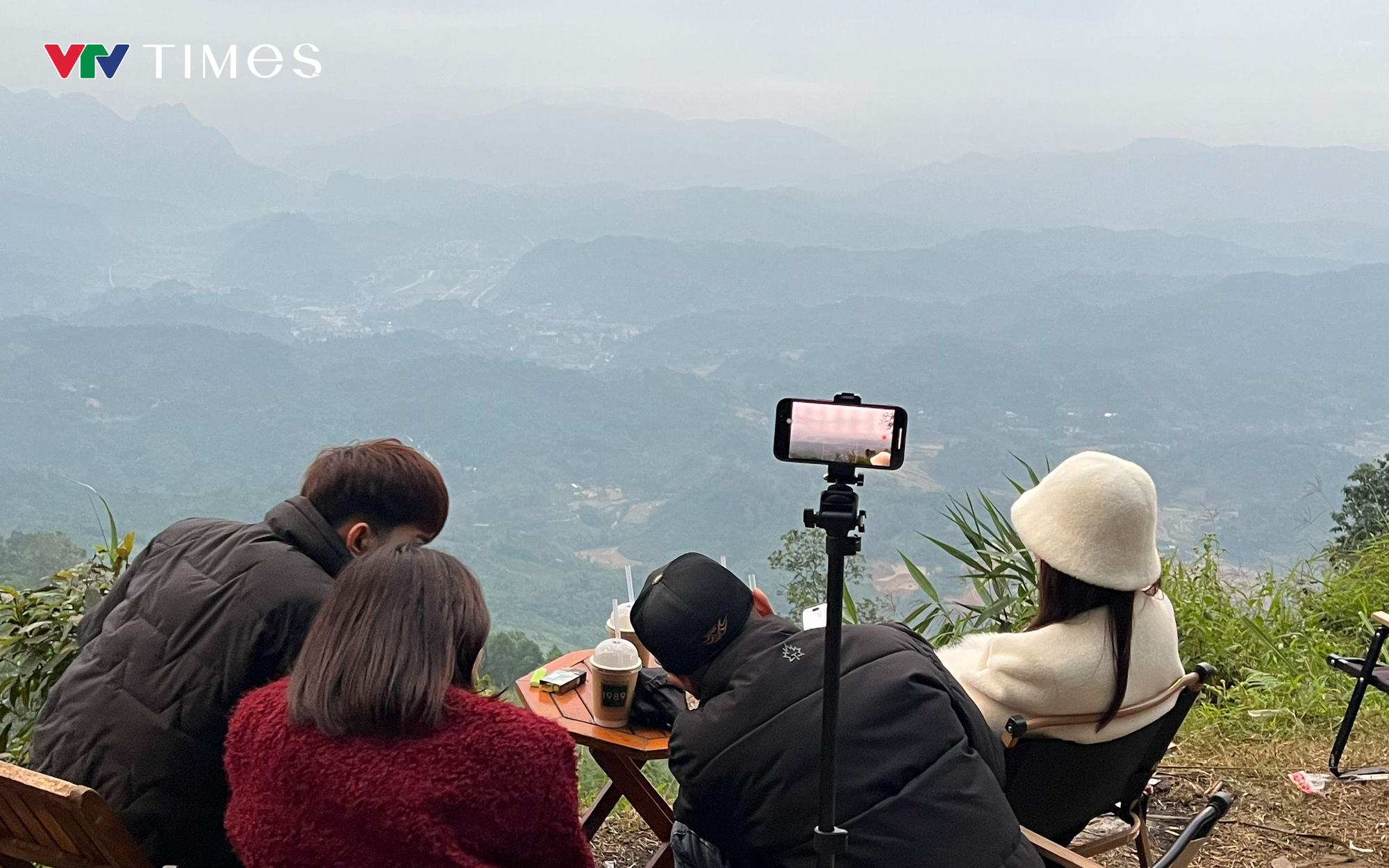 Đón bình minh trên đỉnh Đồn Đèn: Thiên đường săn mây "Chill" nhất Thái Nguyên- Ảnh 1.